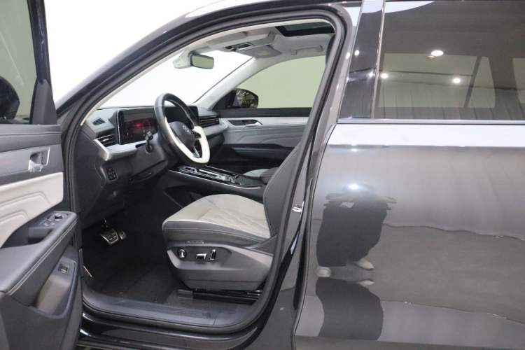 Used Volkswagen Tavendor 2024 380TSI All-Wheel-Drive R-Line Cruise Premium Edition Left Front Seat