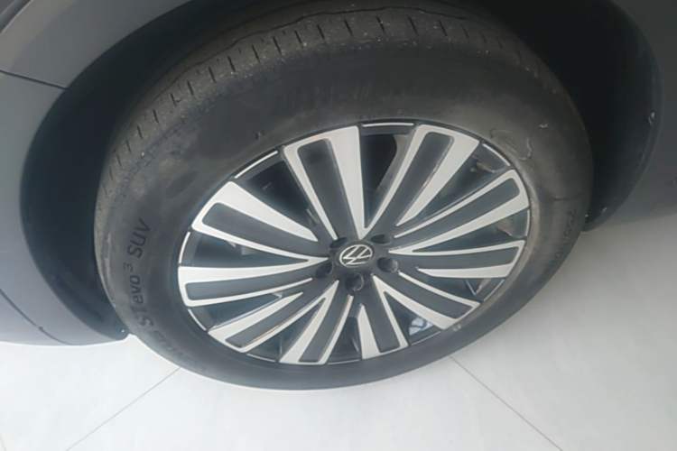 Used Volkswagen Tavendor 2024 330TSI Luxury Touring Edition Left Front Wheel Hub