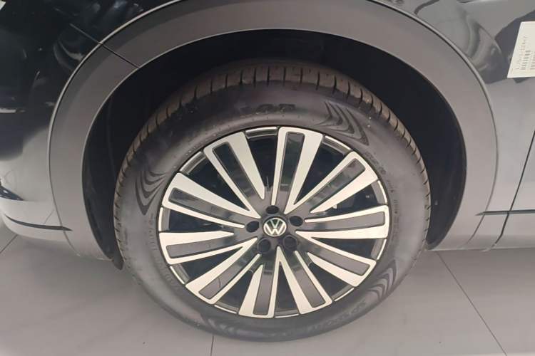 Used Volkswagen Tavendor 2024 330TSI Luxury Touring - All-Inclusive Edition Left Front Wheel Hub