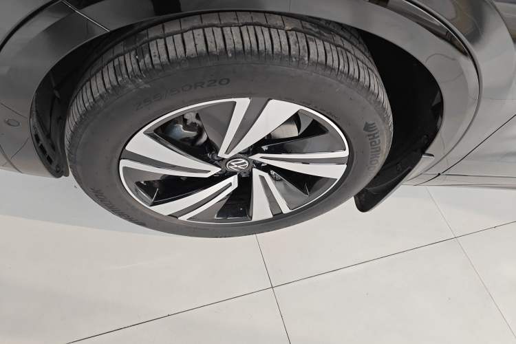 Used Volkswagen Tavendor 2024 380TSI All-Wheel Drive R-Line Cruise Edition Left Front Wheel Hub