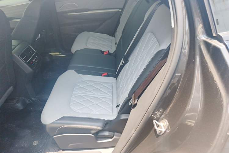 Used Volkswagen Tavendor 2024 380TSI All-Wheel-Drive R-Line Ambition Edition Left Rear Seat