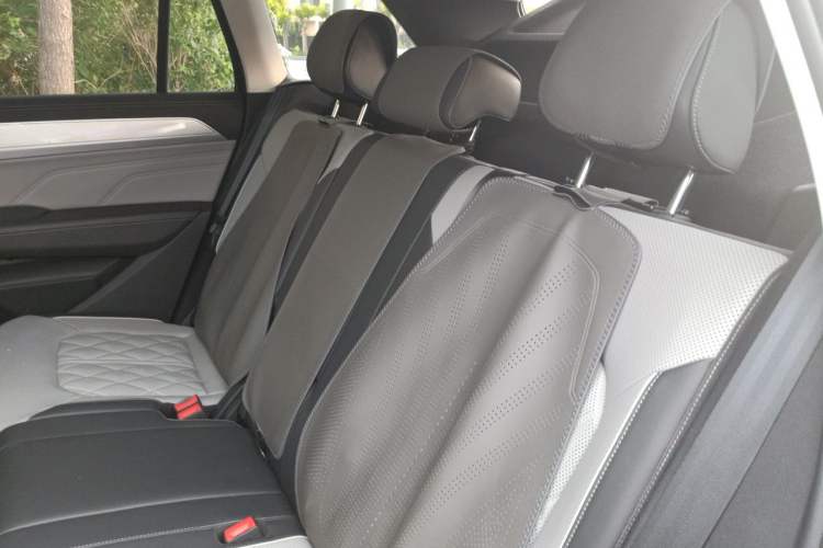 Used Volkswagen Tavendor 2024 380TSI All-Wheel Drive R-Line Cruise Edition Left Rear Seat