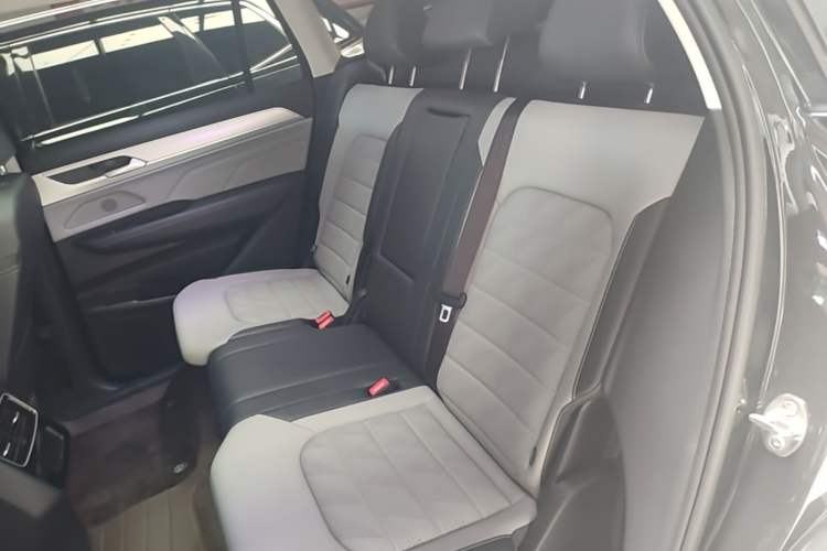 Used Volkswagen Tavendor 2024 330TSI Luxury Touring - All-Inclusive Edition Left Rear Seat