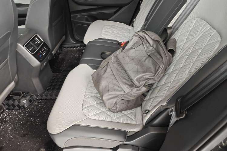 Used Volkswagen Tavendor 2024 380TSI All-Wheel Drive R-Line Cruise Edition Left Rear Seat