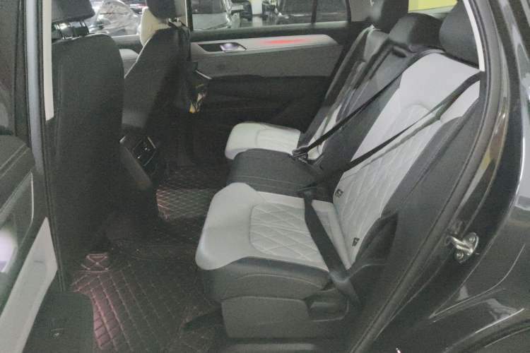 Used Volkswagen Tavendor 2024 380TSI All-Wheel-Drive R-Line Ambition Edition Left Rear Seat