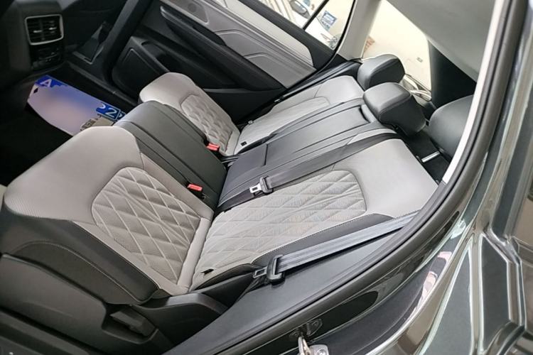 Used Volkswagen Tavendor 2024 380TSI All-Wheel-Drive R-Line Cruise Premium Edition Left Rear Seat