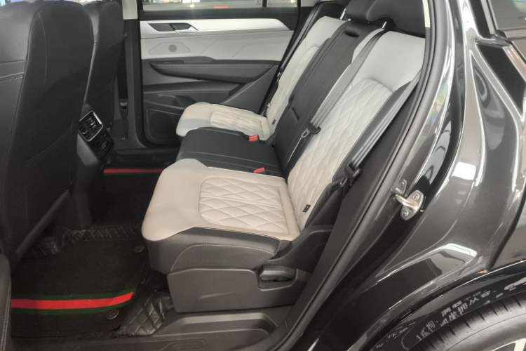Used Volkswagen Tavendor 2024 380TSI All-Wheel-Drive R-Line Cruise Premium Edition Left Rear Seat