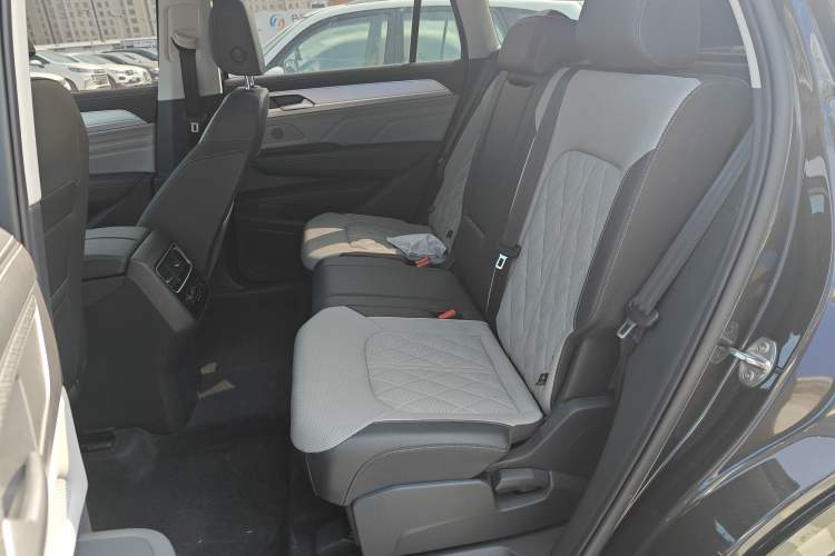 Used Volkswagen Tavendor 2024 Facelifted 380TSI All-Wheel Drive R-Line Cruise Premium Edition Left Rear Seat