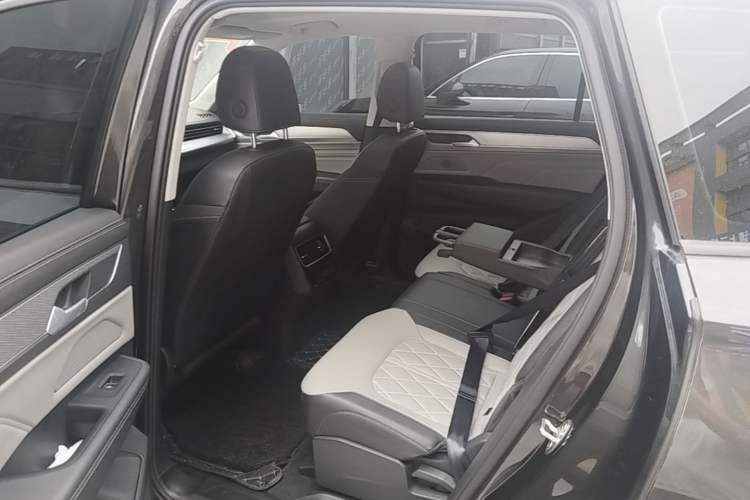 Used Volkswagen Tavendor 2024 380TSI All-Wheel-Drive R-Line Cruise Premium Edition Left Rear Seat