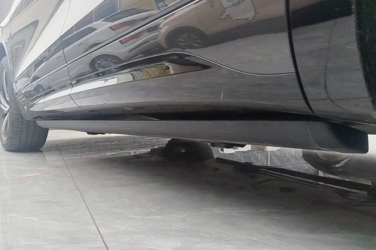 Used Volkswagen Tavendor 2024 380TSI All-Wheel-Drive R-Line Cruise Premium Edition Left Side Sill