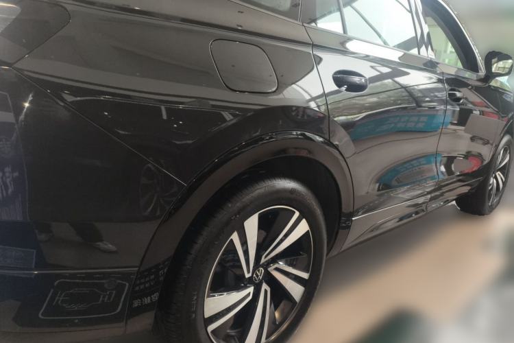 Used Volkswagen Tavendor 2024 380TSI All-Wheel-Drive R-Line Cruise Premium Edition Rear Right 45 Deg