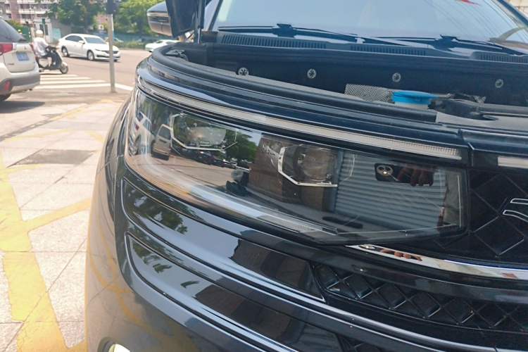 Used Volkswagen Tavendor 2024 380TSI All-Wheel-Drive R-Line Ambition Edition Right Front Headlight
