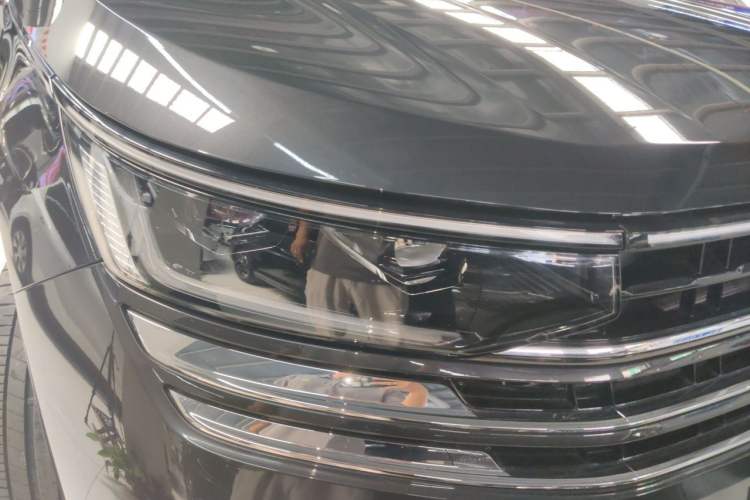 Used Volkswagen Tavendor 2024 330TSI Luxury Touring - All-Inclusive Edition Right Front Headlight