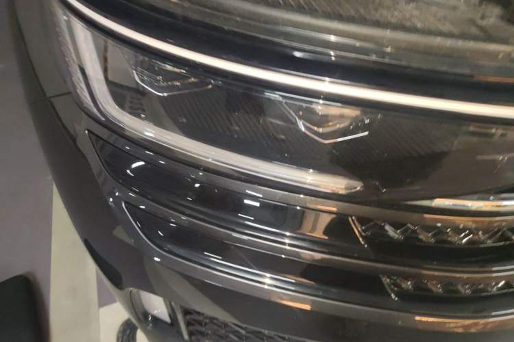 Used Volkswagen Tavendor 2024 380TSI All-Wheel-Drive R-Line Cruise Premium Edition Right Front Headlight