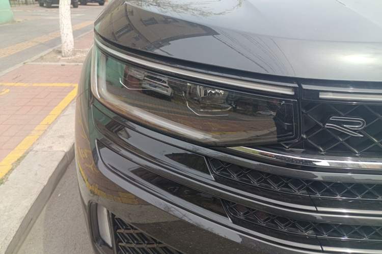 Used Volkswagen Tavendor 2024 380TSI All-Wheel Drive R-Line Cruise Edition Right Front Headlight