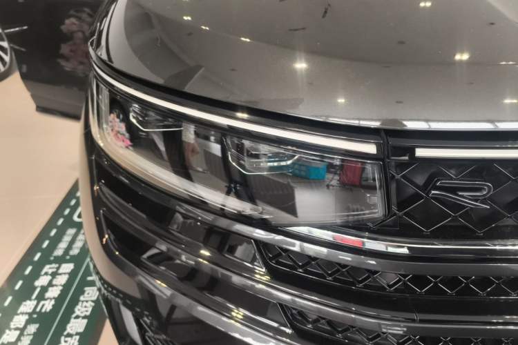 Used Volkswagen Tavendor 2024 380TSI All-Wheel-Drive R-Line Cruise Premium Edition Right Front Headlight