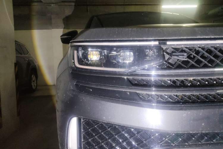 Used Volkswagen Tavendor 2024 Facelifted 380TSI All-Wheel Drive R-Line Cruise Premium Edition Right Front Headlight