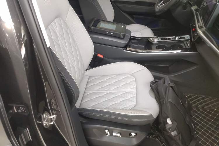 Used Volkswagen Tavendor 2024 380TSI All-Wheel Drive R-Line Cruise Edition Right Front Seat