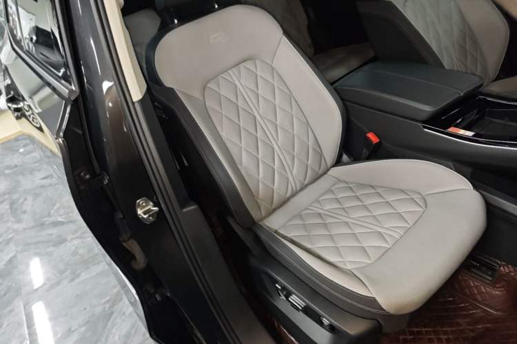 Used Volkswagen Tavendor 2024 380TSI All-Wheel Drive R-Line Cruise Edition Right Front Seat