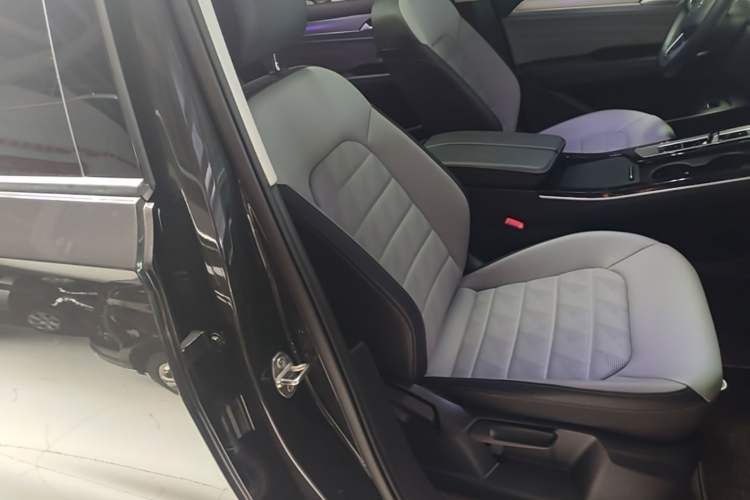 Used Volkswagen Tavendor 2024 330TSI Luxury Touring - All-Inclusive Edition Right Front Seat