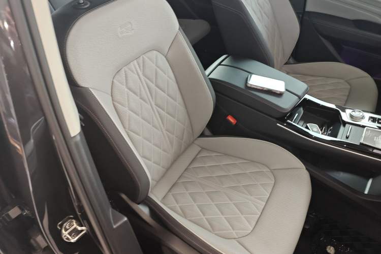 Used Volkswagen Tavendor 2024 380TSI All-Wheel Drive R-Line Cruise Edition Right Front Seat