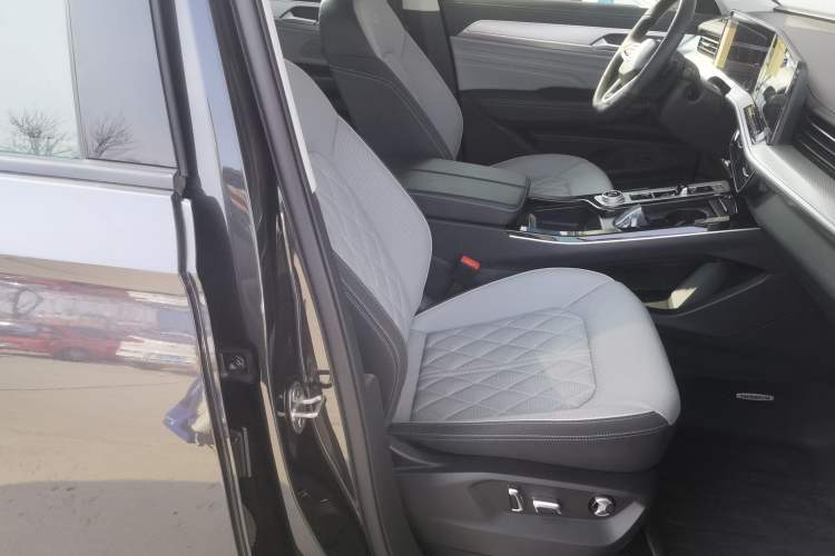 Used Volkswagen Tavendor 2024 380TSI All-Wheel-Drive R-Line Cruise Premium Edition Right Front Seat