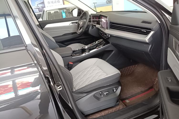 Used Volkswagen Tavendor 2024 Facelifted 380TSI All-Wheel Drive R-Line Cruise Premium Edition Right Front Seat