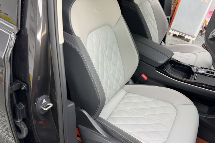 Used Volkswagen Tavendor 2024 380TSI All-Wheel-Drive R-Line Cruise Premium Edition Right Front Seat