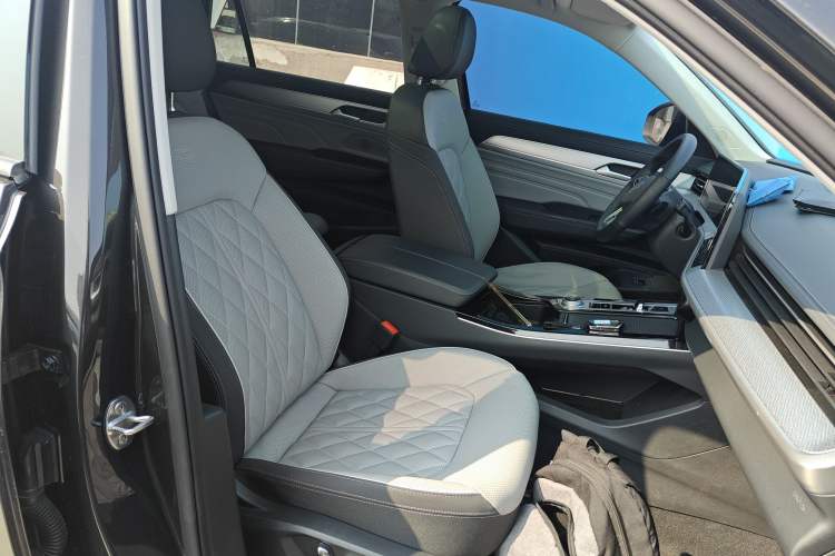 Used Volkswagen Tavendor 2024 Facelifted 380TSI All-Wheel Drive R-Line Cruise Premium Edition Right Front Seat