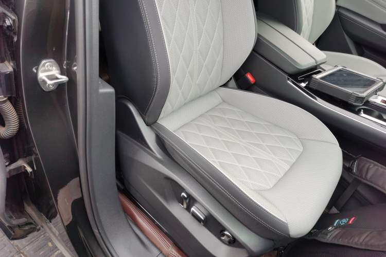 Used Volkswagen Tavendor 2024 Facelifted 380TSI All-Wheel Drive R-Line Cruise Premium Edition Right Front Seat