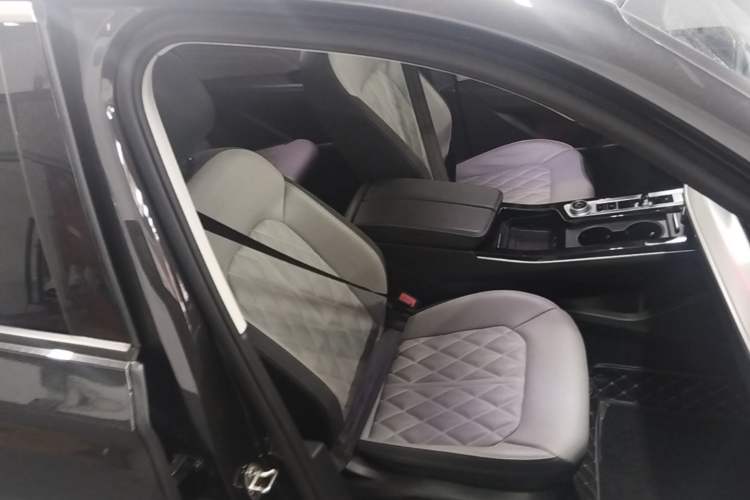 Used Volkswagen Tavendor 2024 380TSI All-Wheel-Drive R-Line Cruise Premium Edition Right Front Seat