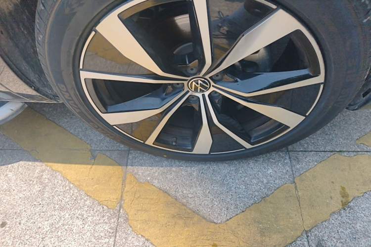 Used Volkswagen Tavendor 2024 380TSI All-Wheel-Drive R-Line Ambition Edition Right Front Wheel Hub