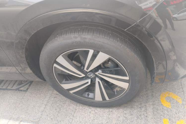 Used Volkswagen Tavendor 2024 Facelifted 380TSI All-Wheel Drive R-Line Cruise Premium Edition Right Front Wheel Hub