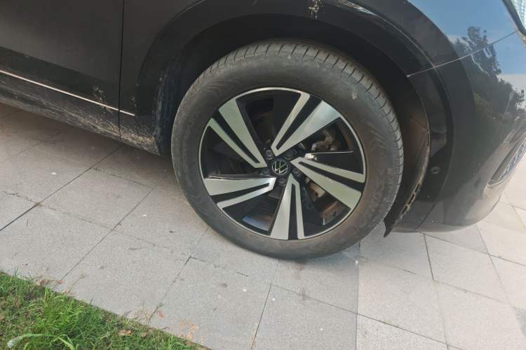 Used Volkswagen Tavendor 2024 380TSI All-Wheel Drive R-Line Cruise Edition Right Front Wheel Hub