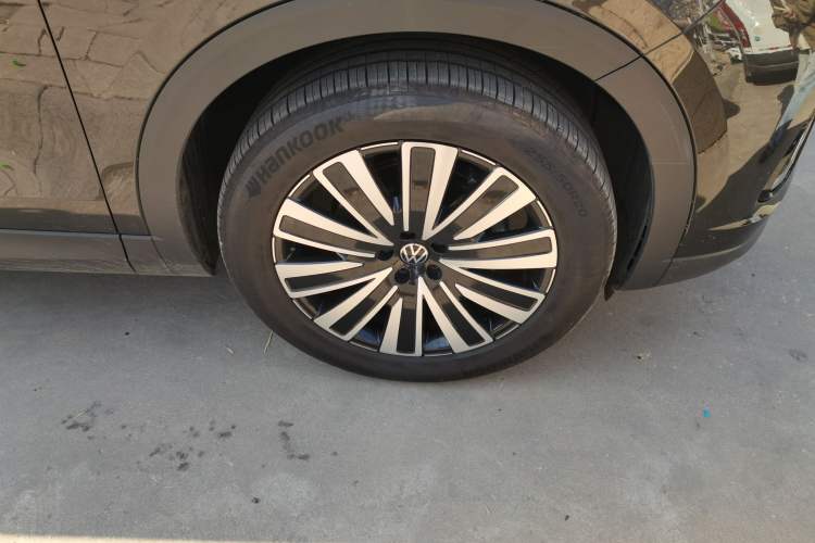 Used Volkswagen Tavendor 2024 330TSI Luxury Touring Edition Right Front Wheel Hub