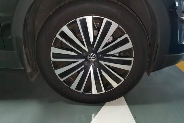 Used Volkswagen Tavendor 2024 330TSI Luxury Touring Edition Right Front Wheel Hub