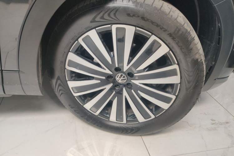 Used Volkswagen Tavendor 2024 330TSI Luxury Touring - All-Inclusive Edition Right Front Wheel Hub
