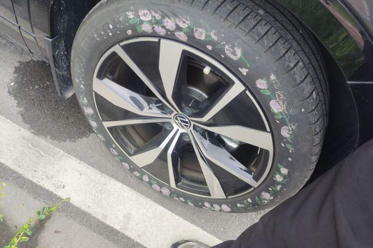 Used Volkswagen Tavendor 2024 380TSI All-Wheel-Drive R-Line Ambition Edition Right Front Wheel Hub