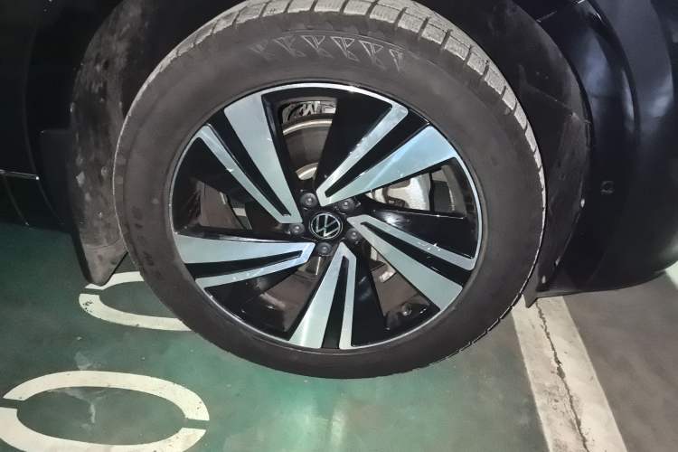 Used Volkswagen Tavendor 2024 380TSI All-Wheel Drive R-Line Cruise Edition Right Front Wheel Hub