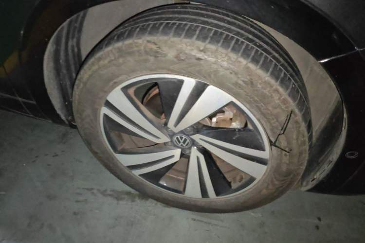 Used Volkswagen Tavendor 2024 380TSI All-Wheel Drive R-Line Cruise Edition Right Front Wheel Hub