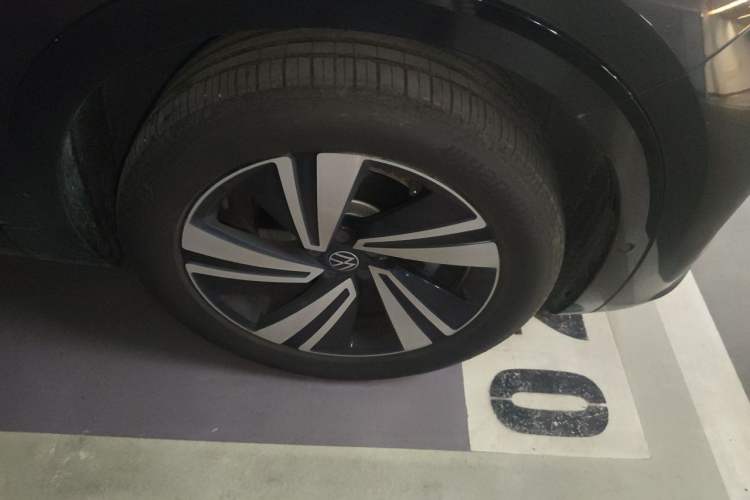 Used Volkswagen Tavendor 2024 380TSI All-Wheel-Drive R-Line Cruise Premium Edition Right Front Wheel Hub