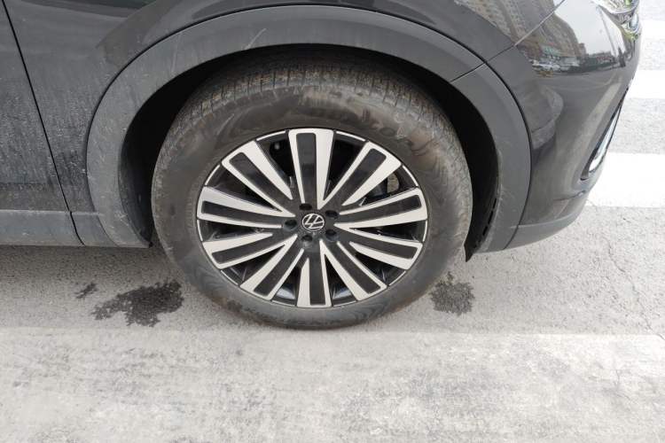 Used Volkswagen Tavendor 2024 330TSI Luxury Touring - All-Inclusive Edition Right Front Wheel Hub