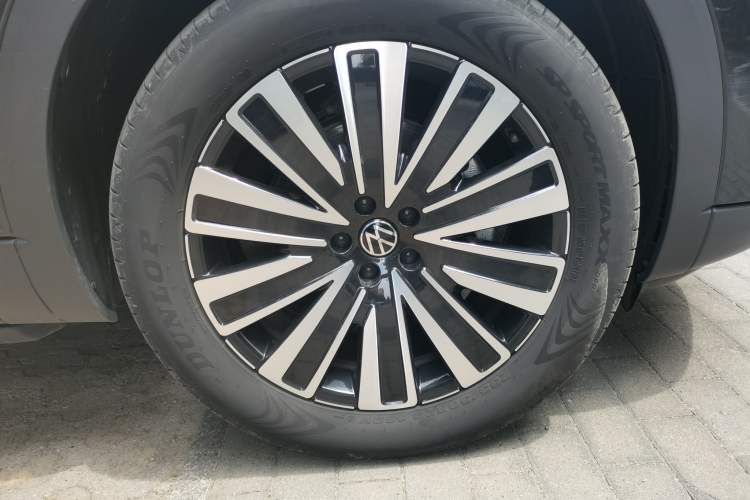 Used Volkswagen Tavendor 2024 330TSI Luxury Touring - All-Inclusive Edition Right Front Wheel Hub