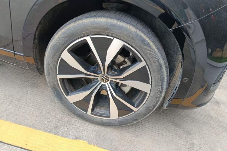 Used Volkswagen Tavendor 2024 380TSI All-Wheel-Drive R-Line Ambition Edition Right Front Wheel Hub