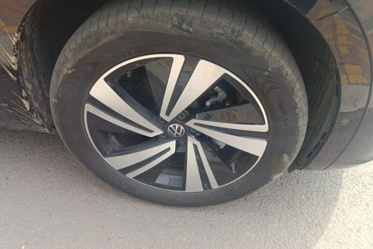Used Volkswagen Tavendor 2024 380TSI All-Wheel Drive R-Line Cruise Edition Right Front Wheel Hub