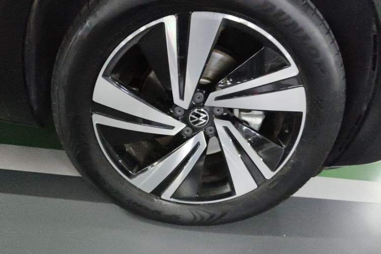 Used Volkswagen Tavendor 2024 380TSI All-Wheel-Drive R-Line Ambition Edition Right Front Wheel Hub