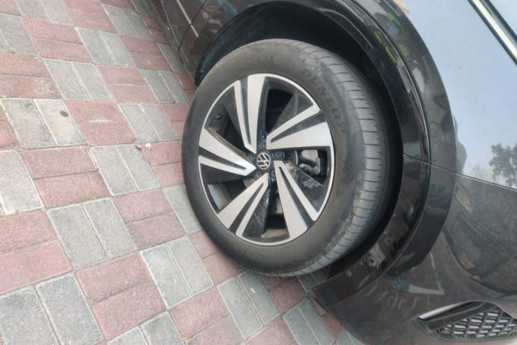 Used Volkswagen Tavendor 2024 380TSI All-Wheel Drive R-Line Cruise Edition Right Front Wheel Hub