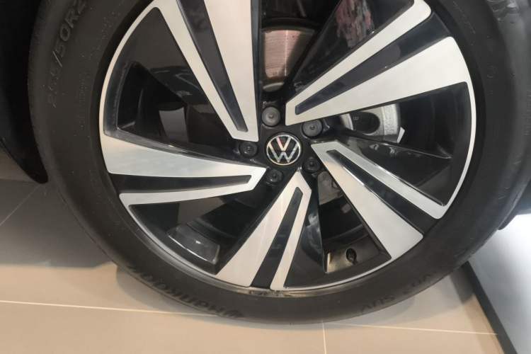 Used Volkswagen Tavendor 2024 380TSI All-Wheel-Drive R-Line Cruise Premium Edition Right Front Wheel Hub
