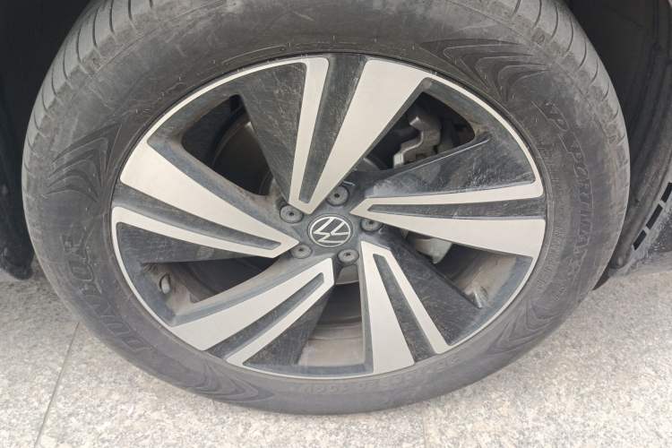 Used Volkswagen Tavendor 2024 380TSI All-Wheel-Drive R-Line Cruise Premium Edition Right Front Wheel Hub