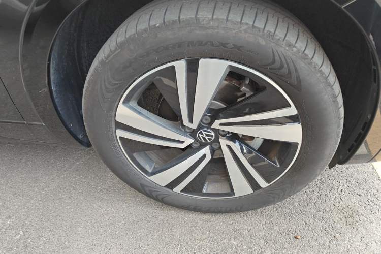 Used Volkswagen Tavendor 2024 380TSI All-Wheel Drive R-Line Cruise Edition Right Front Wheel Hub